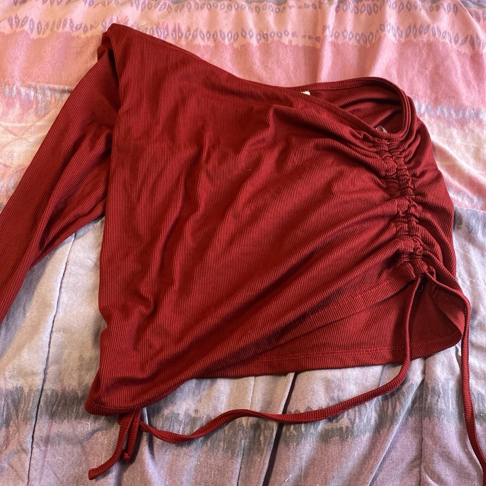 Somewhat cropped single sleeve shirt. Can scrunch up sides to fit comfortably.